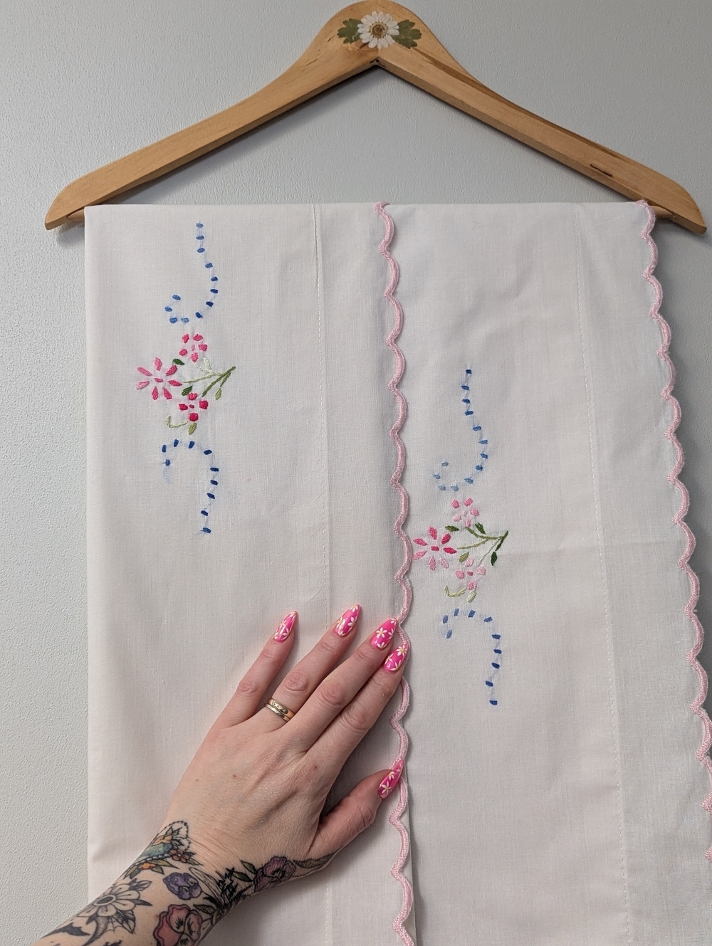 VTG Pair Handmade Embroidered Floral Scalloped Pillowcases Set Of Two